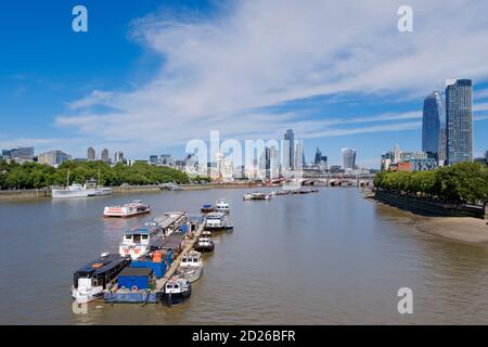 Blick auf die Themse und das Zentrum von London an einem Sommertag, keine Menschen, London, Großbritannien Stockfoto