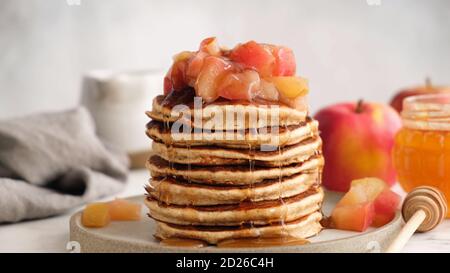 Apfel Zimt Pfannkuchen, Herbst Komfort Essen. Leckeres Frühstück Haferpfannkuchen mit karamellisierten Äpfeln Stockfoto