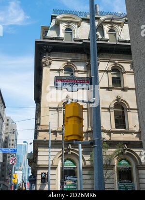 Straßenschild an der Kreuzung Wellington Street East mit der Yonge Street, Toronto, Kanada Stockfoto