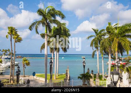 Karibik, Niederländische Antillen, Aruba, Oranjestad, Hafenfront Stockfoto