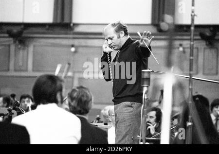 Bernard Haitink (Dirigent) tritt dem Produktionsteam bei einer Einspielpause der Liszt-Klavierkonzerte mit Alfred Brendel (Pianist) und dem London Philharmonic Orchestra (LPO) im Mai 1972 in der Assembly Hall in Walthamstow Town Hall, Walthamstow, London, bei Stockfoto