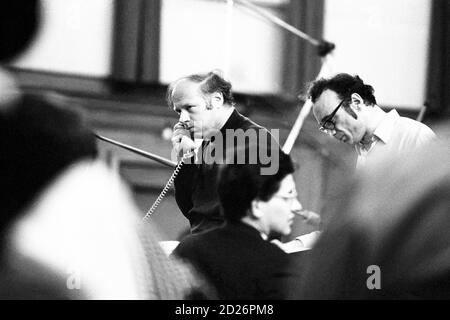 Bernard Haitink (Dirigent, links) gibt dem Produktionsteam während einer Pause bei der Aufnahme der Liszt-Klavierkonzerte mit Alfred Brendel (Pianist, rechts) und dem London Philharmonic Orchestra (LPO) in der Assembly Hall in Walthamstow Town Hall, Walthamstow, London im Mai 1972 Stockfoto