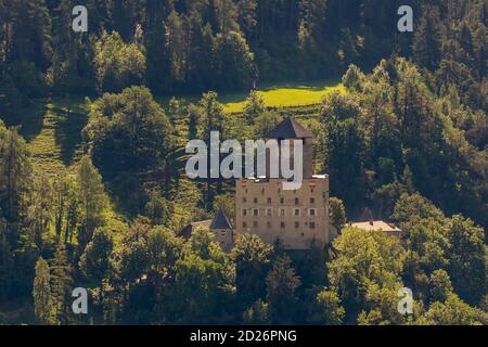 Luftaufnahme von Schloss Landeck, dem Wahrzeichen der Stadt Landeck, Österreich, umgeben von Grün und Bäumen Stockfoto