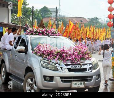 Phuket Stadt / Thailand - 7. Oktober 2019: Phuket Vegetarian Festival oder neun Kaiser Götter Festival Prozession, Parade mit Pickup-Truck, Blumen Stockfoto