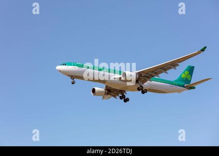 Ein Aer Lingus Airbus A330-300 mit Fahrwerk nach unten. Stockfoto