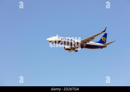 Eine Ryanair Boeing 737-800 mit abgefahrtem Fahrwerk. Stockfoto