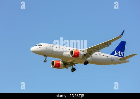 SAS Scandinavian Airlines Airbus A320-251N mit Fahrwerk nach unten. Stockfoto