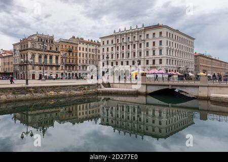 Gebäude spiegeln sich im Wasser des Canal Grande (Canal Grande), Triest, Friaul Julisch Venetien, Italien Stockfoto