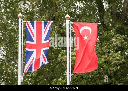 Union Jack Vereinigtes Königreich Flagge und türkische Flagge Stockfoto
