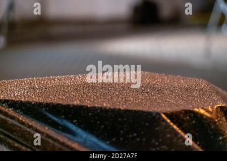 Ein Tropfen Wasser und goldenes Licht auf einer Wohnung Oberfläche am Abend Stockfoto