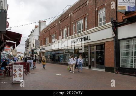 Maskierte Einkäufer in St Mary Street, Weymouth, Dorset, Großbritannien Stockfoto