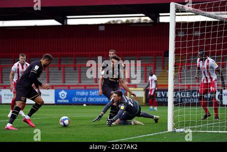 Milton Keynes Dons 'Carlton Morris punktet seine Seite das erste Tor des Spiels während der EFL Trophy Spiel im Lamex Stadium, Stevenage. Stockfoto