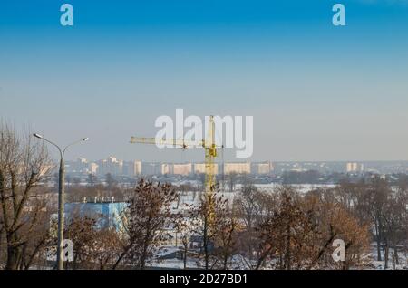 Industriebau Kran und Gebäude Silhouetten über Sonne bei Sonnenaufgang. Stockfoto