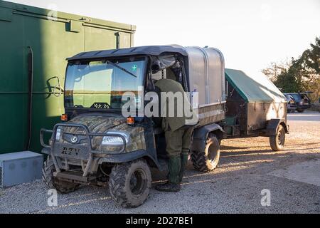 Geländewagen auf einem angetriebenen Fasanenschießen in North Yorkshire, England. Stockfoto