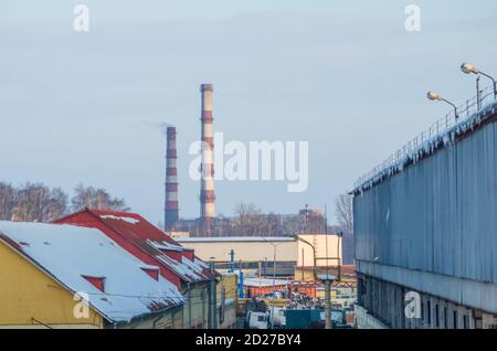 Power Industry. Blockheizkraftwerk. Industrielle Landschaft. Leitungen des Power Station Rauch auf dem Hintergrund der bewölkten Himmel Stockfoto