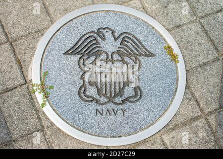 WILDWOOD, NEW JERSEY - 16. September 2020: Ein kreisförmiges Symbol, das die US Navy auf dem Boden darstellt. Stockfoto