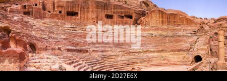 Antikes Amphitheater in Panoramasicht, Petra, Jordanien - (große geflickte Feile) Stockfoto