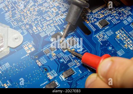 Bunte Elektronik und Werkzeuge Reparaturen auf alten Laptop, lebendige Konzept Stockfoto