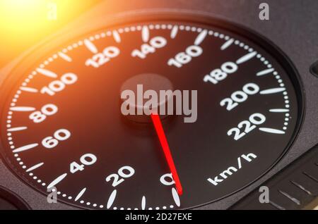Nahaufnahme Bild von einem Tachometer im Auto Stockfoto