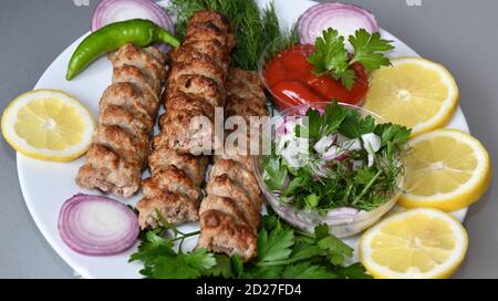 Lula Kebab in mediterraner Küche mit frischen Kräutern Stockfoto