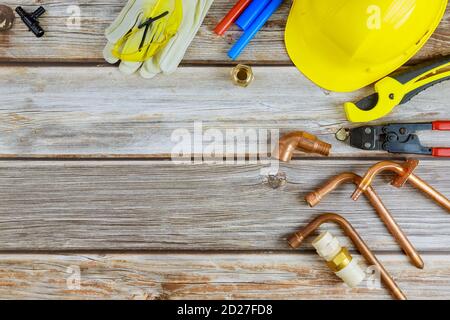 Draufsicht Sanitär-Werkzeuge an Schlauchverbindern Plumbers Werkzeuge Materialien einschließlich Kupferrohr, Ellenbogengelenk, Schraubenschlüssel für Master Klempner Stockfoto