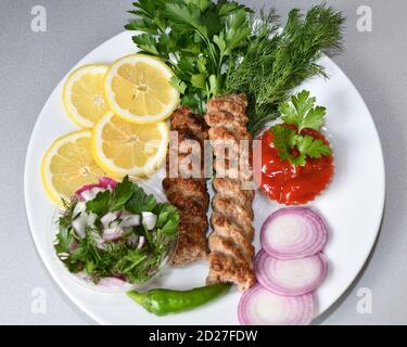 Lula Kebab in mediterraner Küche mit frischen Kräutern Stockfoto