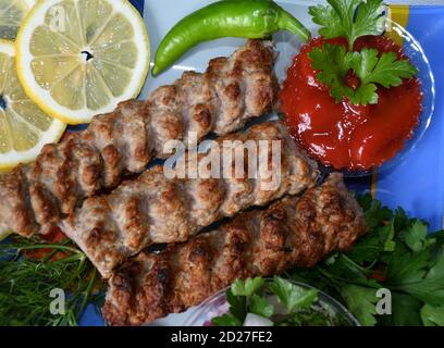 Lula Kebab in mediterraner Küche mit frischen Kräutern Stockfoto