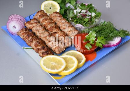 Lula Kebab in mediterraner Küche mit frischen Kräutern Stockfoto