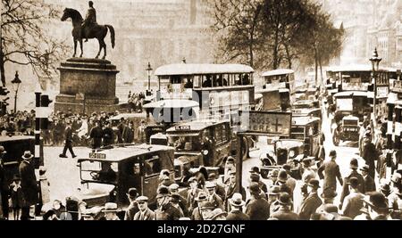 März 1933 - die neue Ampel am Trafalgar Square, London, vom Bürgermeister von Westminster eröffnet. 70,000 Fahrzeuge sollen täglich durch den Trafalgar Square fahren und mit dem neuen Stop-Go-Licht-System waren Verkehrspolizisten nirgendwo zu sehen, da die Lichter völlig automatisiert waren.die Statue von König George V auf dem Pferd wurde 1843 enthüllt. Eine Inschrift wurde gegen Ende des 19. Jahrhunderts hinzugefügt, da die Öffentlichkeit nicht mehr wusste, wer die Figur sein sollte. Es wurde ursprünglich von Sir Francis Leggatt Chantrey entworfen, um auf Marble Arch zu stehen. Stockfoto