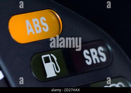 Der ABS-Sensor leuchtet orange im Armaturenbrett des Fahrzeugs. Stockfoto