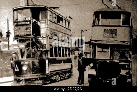 Ein altes Magazin-Foto, das im Mai 1931 spurlose Straßenbahnen in Twickenham, London, zeigt, die auf Oberleitungen statt auf Schienen fahren. Die Straßenbahnen, die früher auf Schienen gebaut wurden, boten regelmäßige, günstige und zuverlässige Transportmöglichkeiten und beförderten viele Besucher zu Hampton Court und anderen Attraktionen, die etwa dreißig Jahre dauernden, bis sie ab 1931 durch Trolleybusse ersetzt wurden Stockfoto