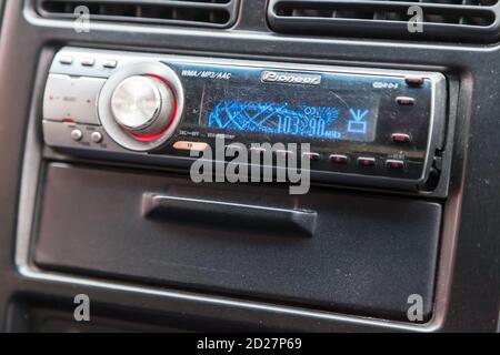 Novosibirsk, Russland - 08.21.2020: Autoradio Pioneer 1din im Armaturenbrett. Fahrzeug-Audiosystem. Stockfoto