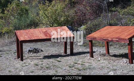 Holztisch und Stühle auf den Feldern Stockfoto
