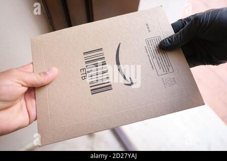 Mann erhalten amazon Prime Paket Box als Haus Lieferung Versand, E-Commerce Stockfoto