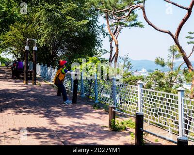 Seoul, Südkorea - 14. Juni 2017: Ältere koreanerin, die im Park in Seoul Sport auf öffentlichen Sportgeräten macht. Stockfoto