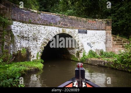 Eingang zum südlichen Ende des Saltersford Tunnels Der Trent und Mersey Kanal in Anderton Stockfoto