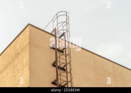 Treppe zum Dach des Gebäudes aus der Nähe. Ansicht von unten Stockfoto