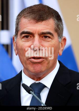 Berlin, Deutschland. Oktober 2020. Gabi Aschkenasi (l.), Außenminister Israels bei einer Pressekonferenz vor der Villa Borsig. Die Außenminister Israels und der Vereinigten Arabischen Emirate trafen sich zum ersten Mal. Quelle: Hannibal Hanschke/Reuters-Pool/dpa/Alamy Live News Stockfoto