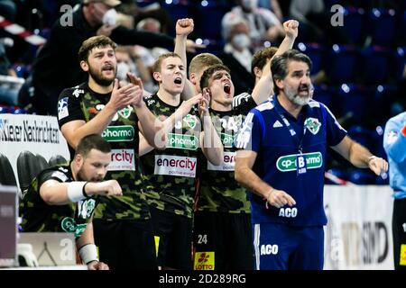 Kiel, Deutschland. Oktober 2020. Handball: Bundesliga, THW Kiel - TSV Hannover-Burgdorf, 2. Spieltag, in der Wunderino-Arena. Die Hannoveraner Spieler jubeln um ein Tor. Kredit: Frank Molter/dpa/Alamy Live Nachrichten Stockfoto