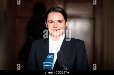 Berlin, Deutschland. Oktober 2020. Swetlana Tichanowskaja, Oppositionsführerin aus Weißrussland, spricht nach einem Treffen mit Dobrindt und Ziemiak in der Parlamentarischen Gesellschaft mit den Medienvertretern in einer Presseerklärung. Quelle: Kay Nietfeld/dpa/Alamy Live News Stockfoto