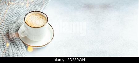 Tasse Kaffee, Schal und Girlande. Gemütliche Herbst- oder Winterkomposition. Horizontales Banner - Bild Stockfoto