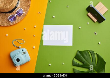 Helle Farbe Pop Zusammensetzung von leerem weißem Papier und Instant-Kamera über grafische tropische Hintergrund mit Urlaub Vibes, kopieren Raum Stockfoto
