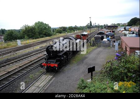 '43106' Ankunft in Kidderminster mit einem Güterzug mit Talyllyn Bahn Nr. 3 'Sir Haydn'. Stockfoto