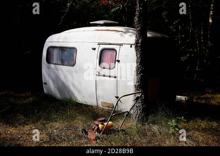 Alten, verlassenen Wohnwagen im Wald; Læsø, Dänemark Stockfoto