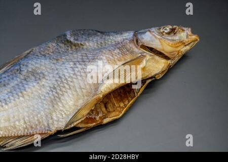 Getrockneter gesalzener Fisch-Vobla auf schwarzem Hintergrund. Fisch getrocknete Brassen. Bier-Snack. Stockfoto