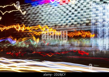 Lichtwelle abstrakte Bewegung Hintergrund. Neon Blur-Effekt, blaue dynamische Energieform mit Twist- und Kurvenmuster. Nachtleben in der Dämmerung am Spe Stockfoto
