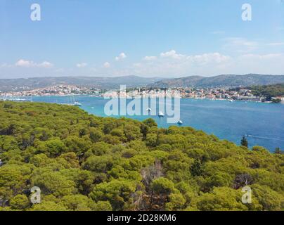 Schöne kroatische Küste der Stadt Rogoznica, kleine Fischerstadt an der zentralen dalmatinischen Küste Stockfoto
