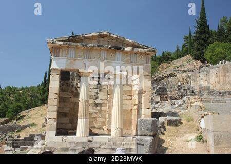 Die rekonstruierte Schatzkammer von Athen, gebaut, um ihren Sieg bei der Schlacht von Marathon zu gedenken, in der archäologischen Stätte von Delphi in Griechenland Stockfoto