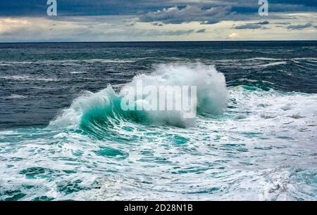 Eine grüne Welle stürzt während eines Gewitters Tag Stockfoto