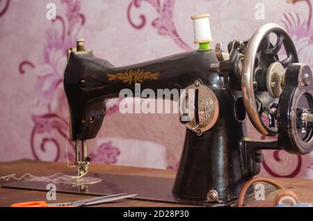 Alte vintage Nähmaschine Nahaufnahme, Arbeit Stockfoto